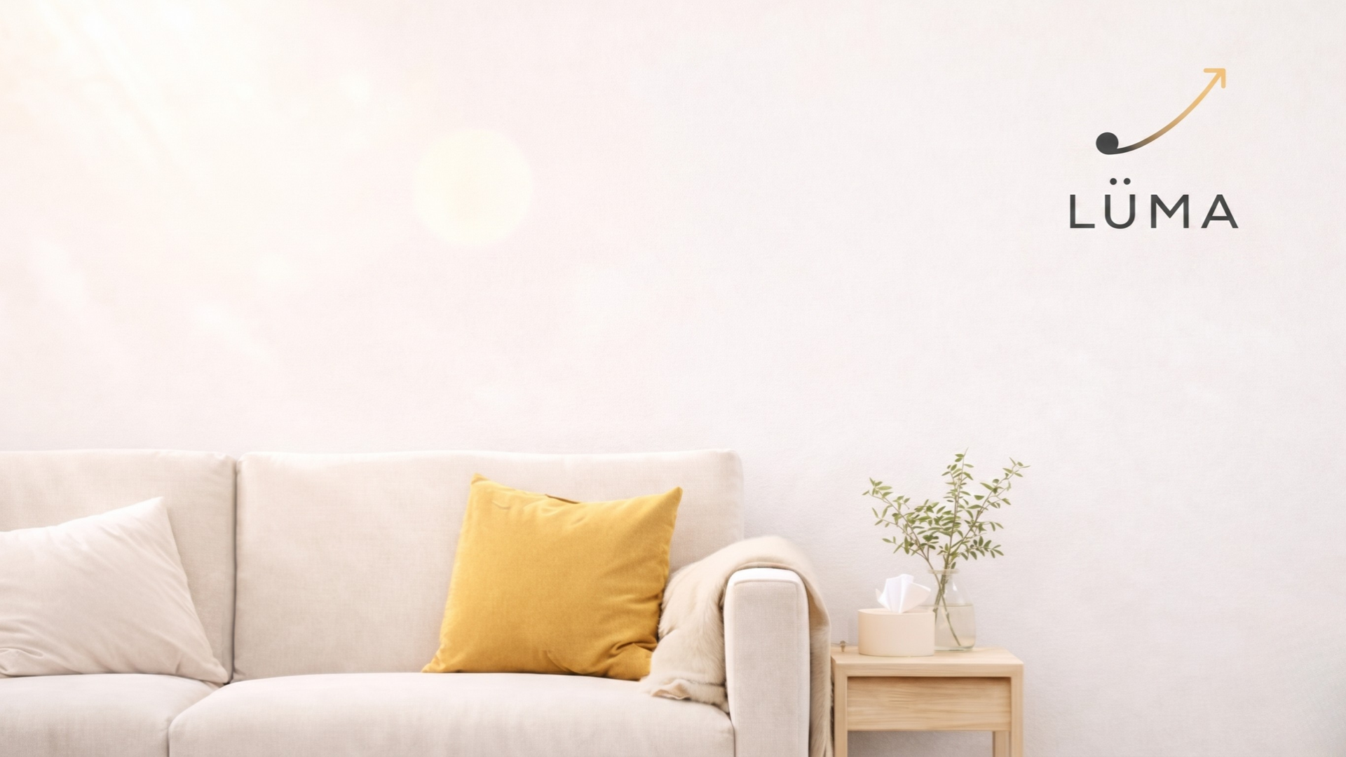 Sala de estar LÜMA Hogar con sofá beige y cojín dorado